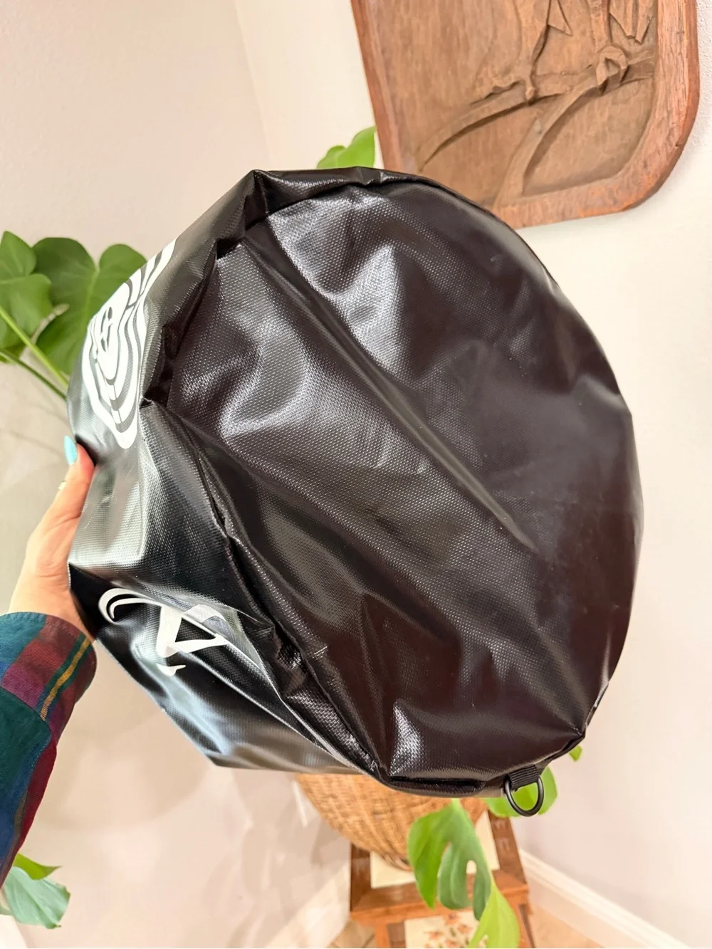 N/A black round
